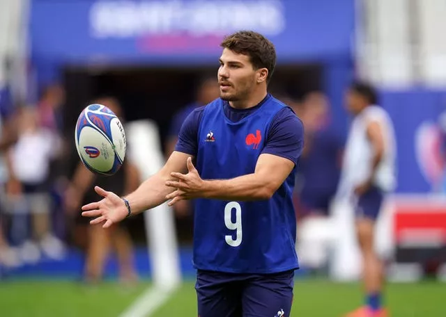 Antoine Dupont trains with France on Friday