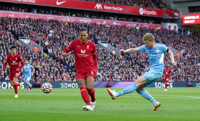 Kevin De Bruyne shoots at goal against Liverpool