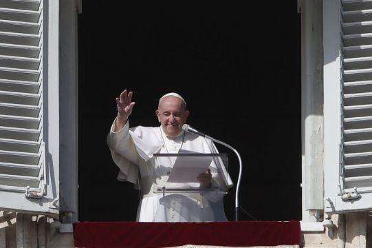 Vatican Experts’ Concern Over Pope’s Decision To Forgo Face Covering