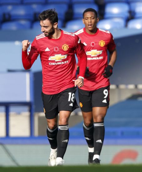 Fernandes Brace Helps Manchester United To Important Everton Win
