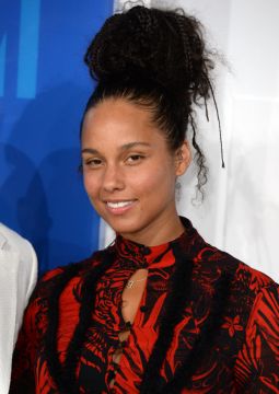 Alicia Keys Opens Up About Her ‘Challenging’ Struggle With Acne