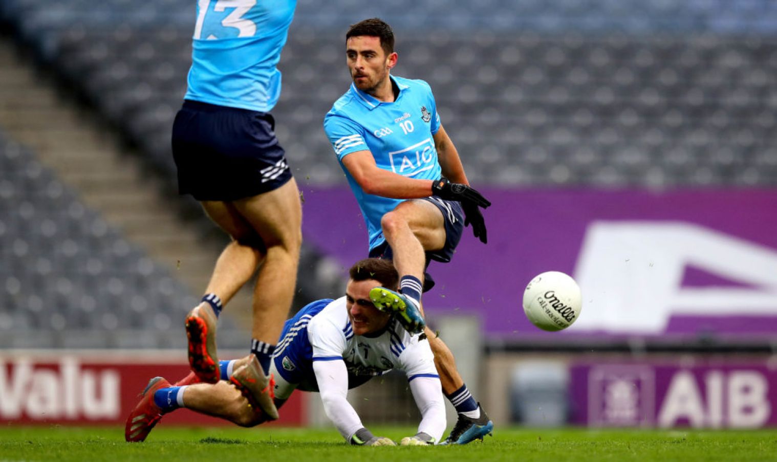 Niall Corbet Of Laois Blocks Down Dublin's Niall Scully. Credit ©Inpho/Ryan Byrne