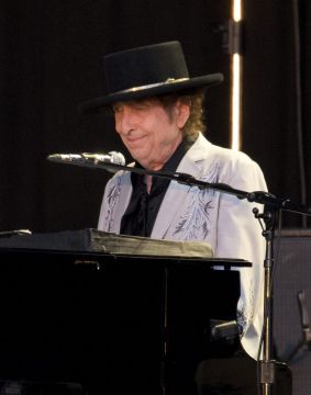 Bob Dylan Papers, Including Unpublished Lyrics, Sell For Nearly $500,000