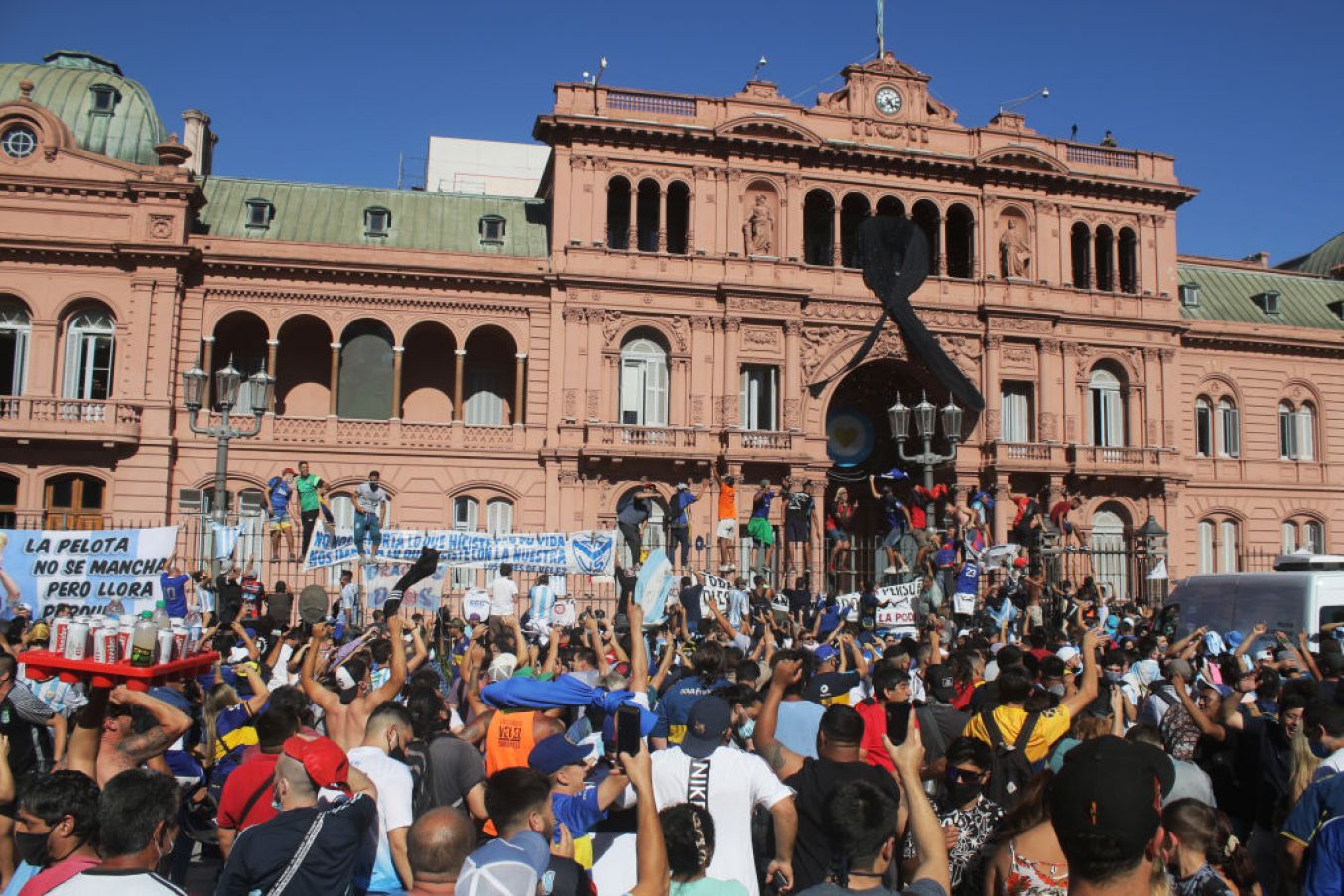 Fans Climb On The Fence Of Casa Rosada As Riots Started And The Police Tried To Contain Them. Photo: Federico Peretti/Getty Images