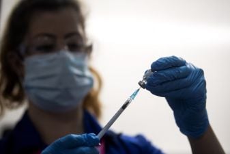 Nurse Gets New York&#039;S First Covid-19 Vaccine As Us Roll-Out Begins