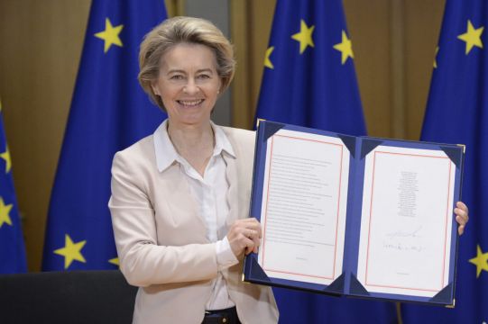 Eu Officials Sign Post-Brexit Trade Deal With Uk