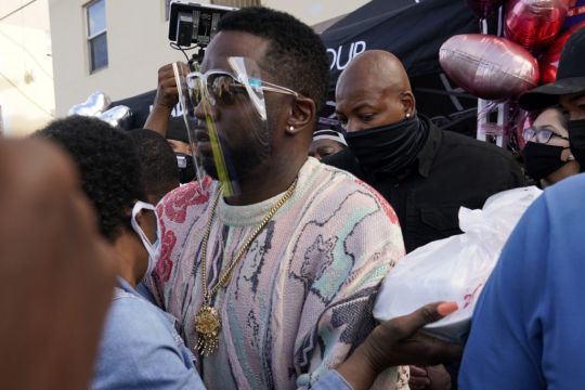 Rapper Diddy Hands Out Covid Cash Relief In Miami Neighbourhood
