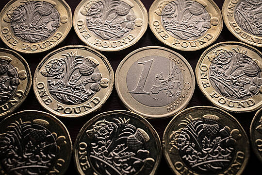Tensions Over Northern Ireland Protocol Weaken Sterling Against Euro