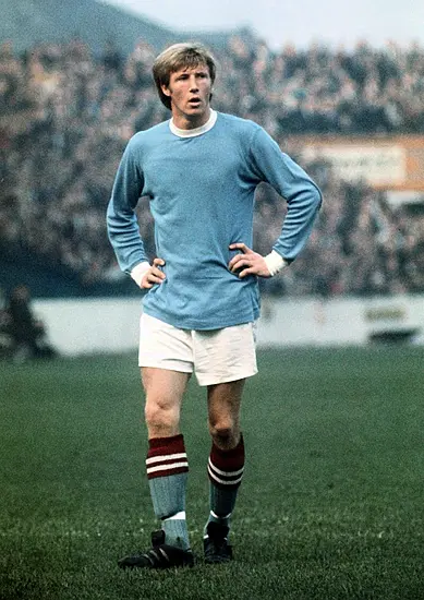 Manchester City Players To Pay Shirt Tribute To Former Midfielder Colin Bell