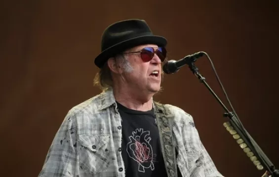 Neil Young To Spotify: Either Remove My Music Or Joe Rogan Podcast