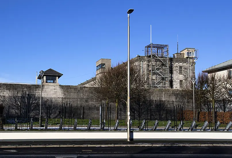 Inquiry Launched After Prison Officers Go 'On The Beer' While Escorting Dangerous Criminal