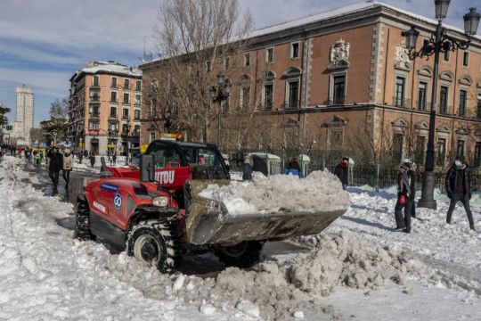 Record Snowfall Hampers Spain’s Efforts To Distribute Vaccine