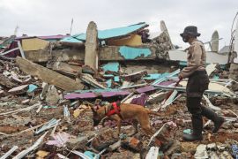 Indonesian Teams Recover More Bodies From Rubble Following Quake