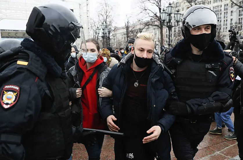 Russia Arrests 350 Protesters Demanding Navalny’s Release