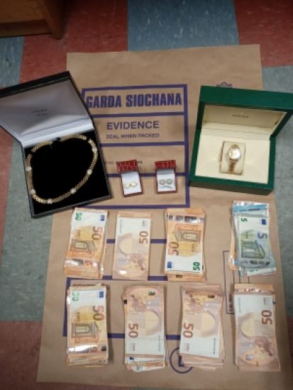 Gardaí Seize €22K In Cash And Jewellery Believed To Be Crime Proceeds