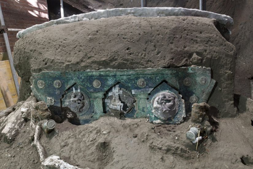 Archaeologists Find Intact Ceremonial Chariot Near Pompeii