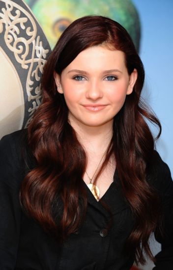 Actress Abigail Breslin Reveals Her Father Has Died From Covid