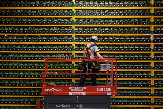 Bitcoin Slumps 14% In One Day As Pullback From Record Gathers Pace