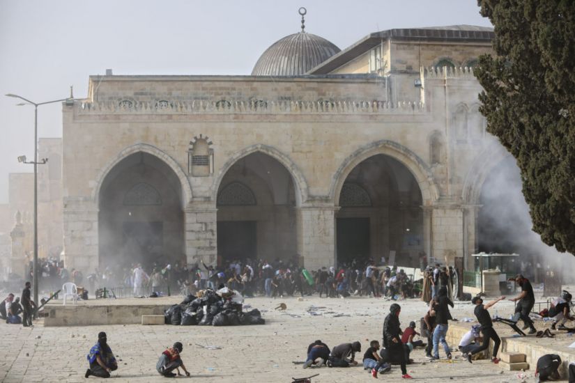 Israeli Police And Palestinians Clash At Holy Site In Jerusalem