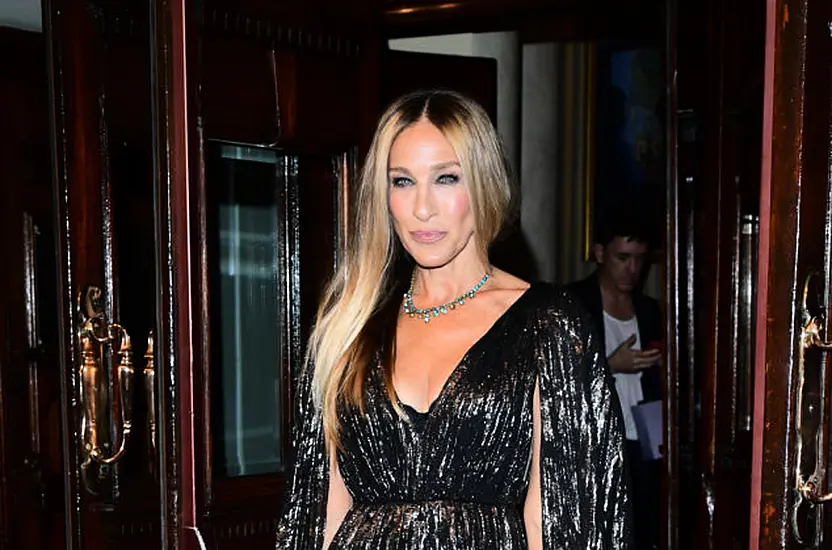 Sarah Jessica Parker Visits Carrie Bradshaw’s Apartment Ahead Of Reboot Filming