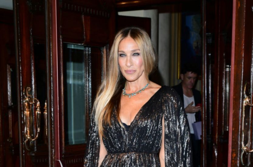 Sarah Jessica Parker Visits Carrie Bradshaw’s Apartment Ahead Of Reboot Filming