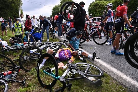 Tour De France Organisers To Sue Spectator Who Caused Crash