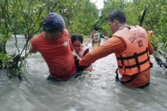 Thousands Evacuated After Monsoon Rains Flood Philippines Villages