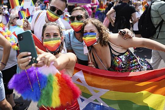 Thousands March For Lgbtq Rights In Berlin Parade