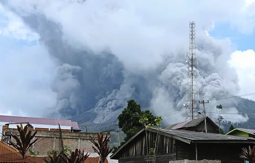 Indonesia’s Sinabung Volcano Spews Ash 4,500 Metres Into Atmosphere