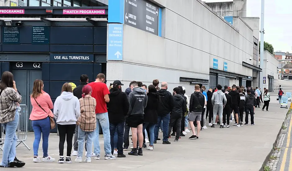 ‘Inspiring’ Weekend For Ireland As Thousands Queue For Walk-In Covid Vaccines