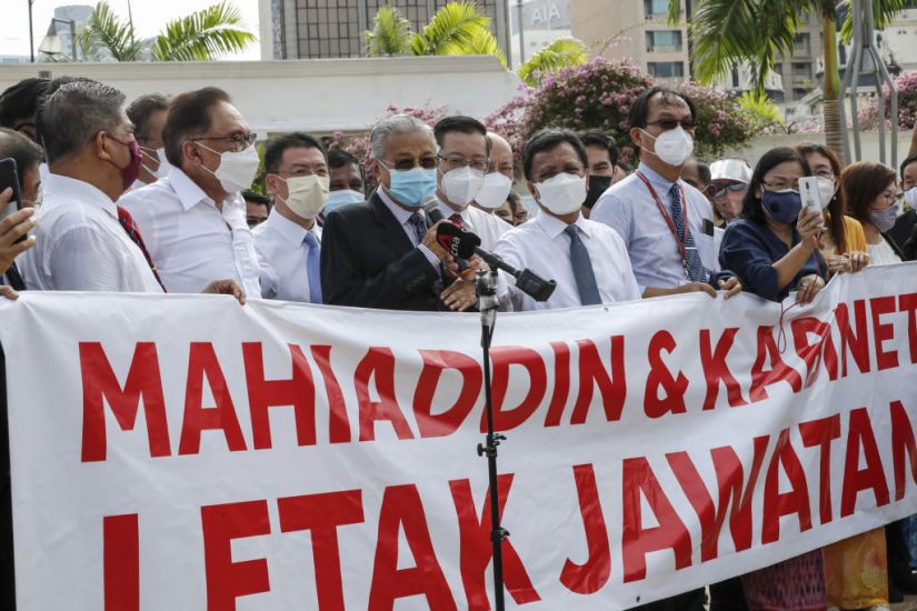 Malaysian Politicians Stage Protest Over Parliament Closure