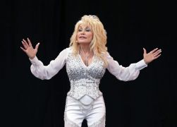 Singer Dolly Parton To Publish Her First Novel