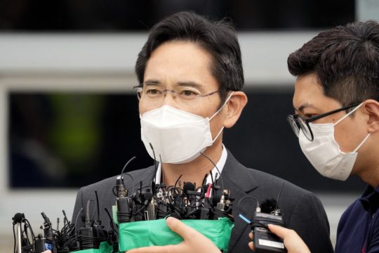 Samsung Chief Freed On Parole A Year Early