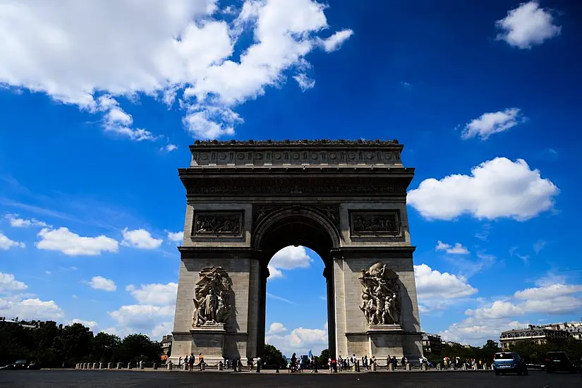 Arc De Triomphe To Be Wrapped In Fabric For Posthumous Artwork