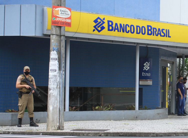 Robbers In Brazil Stage Bank Raids, Taking Hostages And Leaving At Least 3 Dead