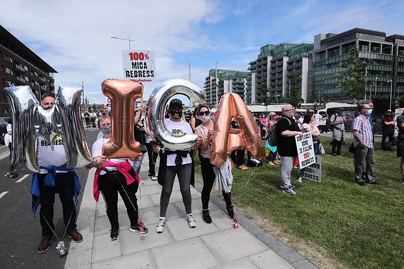 Mica Protesters Gather Outside Fianna Fáil Think-In