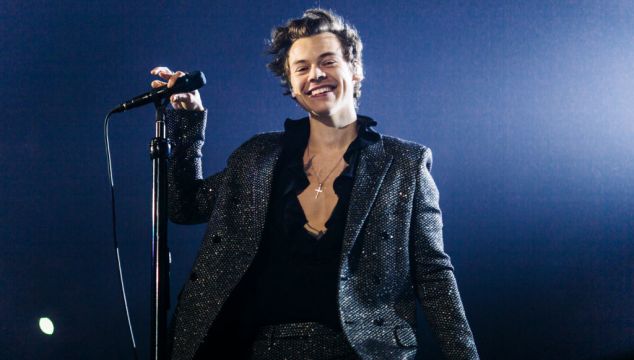 Harry Styles Gives Dating Advice To Fan On Stage