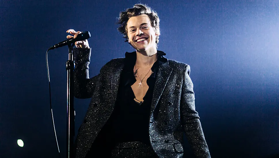 Harry Styles Gives Dating Advice To Fan On Stage