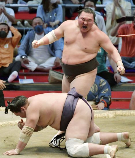 Sumo Great Hakuho Retires Age 36