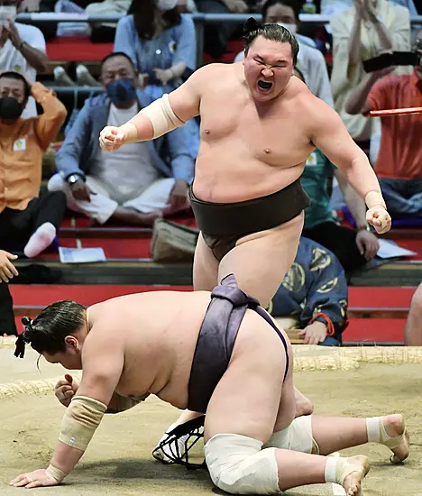 Sumo Great Hakuho Retires Age 36