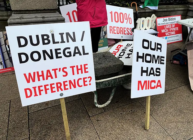 Mica Homeowners Protest Outside Dáil