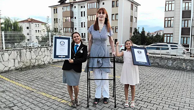 Türkische Frau, die über 2 Ft groß ist, wird zur höchsten der Welt gekürt