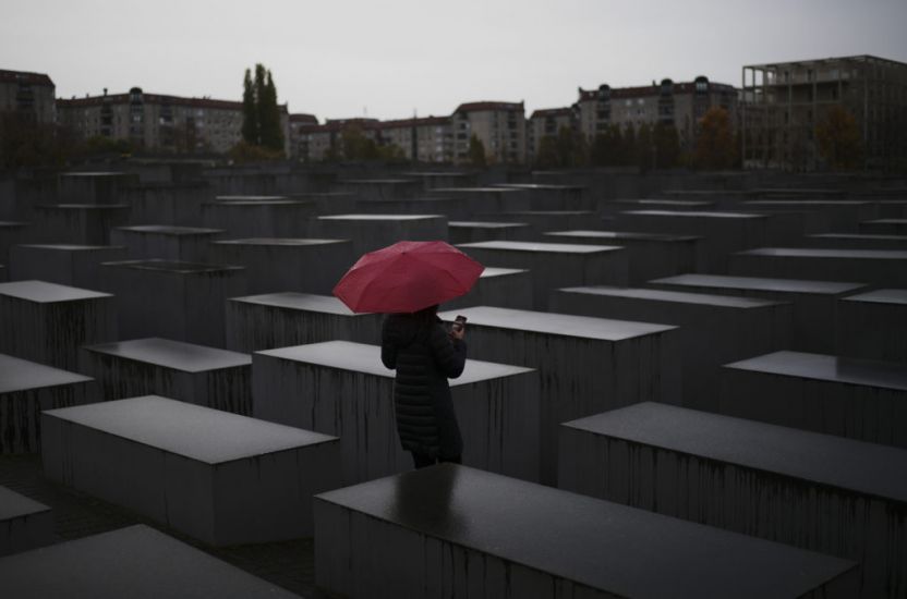 Berlin Police Chief Sorry For Officers’ Push-Ups At Holocaust Memorial