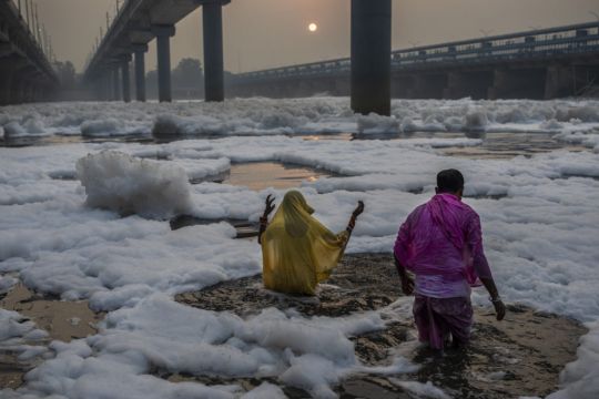 ‘What Fear?’: Hindus Bathe In Frothy, Polluted Indian River