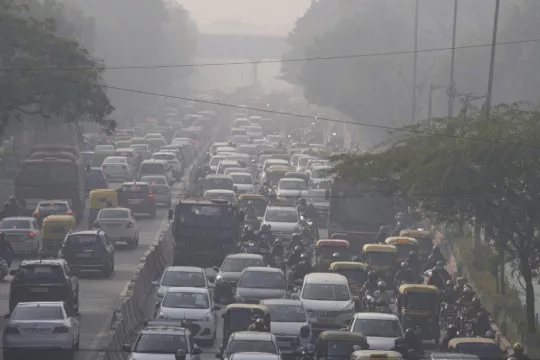 Smog-Shrouded Indian Capital Considers Lockdown