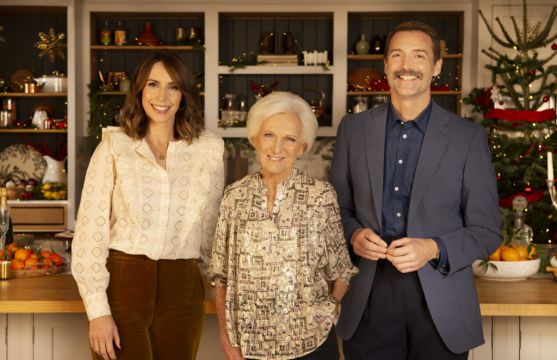 First Look At Mary Berry And Special Guests In Bbc Christmas Special