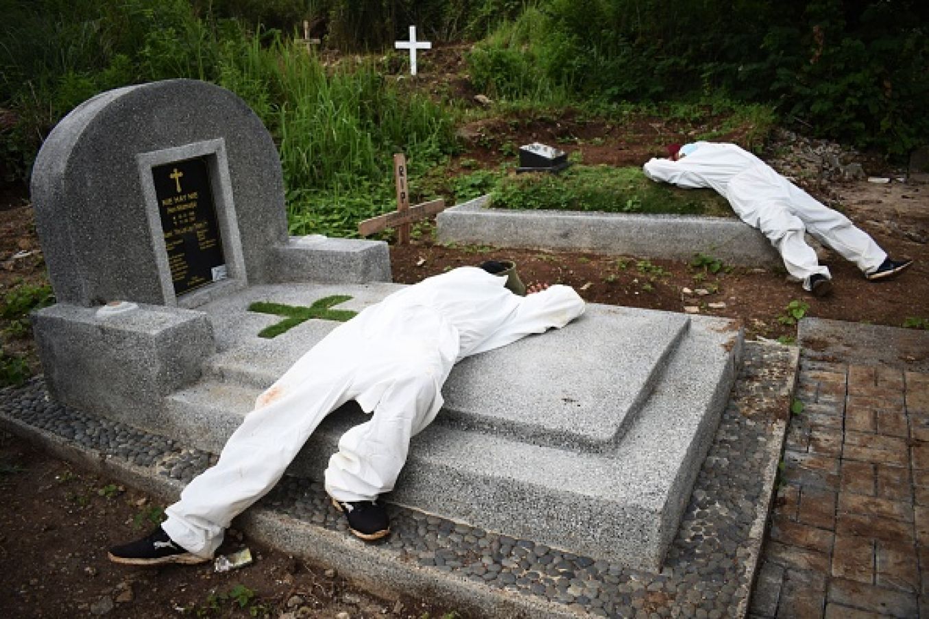 Exhausted Grave Diggers Rest In Between Funerals At A Cemetery Designated For Covid-19 Victims In Indonesia. Photo: Timur Matahari/Afp Via Getty Images