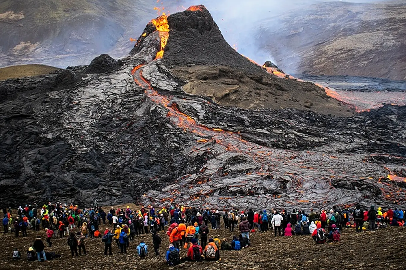 Sunday Hikers Look At The Lava Flowing From The Erupting Fagradalsfjall Volcano Some 40 Km West Of The Icelandic Capital Reykjavik. Photo: Jermie Richard/Afp Via Getty Images