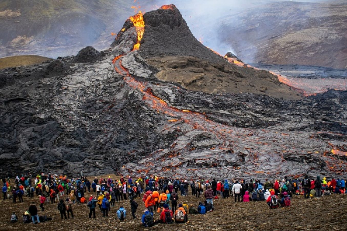 Sunday Hikers Look At The Lava Flowing From The Erupting Fagradalsfjall Volcano Some 40 Km West Of The Icelandic Capital Reykjavik. Photo: Jermie Richard/Afp Via Getty Images