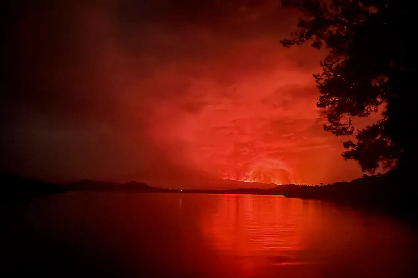 Lake Kivu In The East Of The Democratic Republic Of Congo As Flames Spew From The Nyiragongo Volcano. Photo: Alex Miles/Afp Via Getty Images